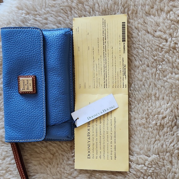 Gorgeous NWT Dooney & Bourke Blue Pebbled Leather Flap Over Wristlet 💙 - Picture 7 of 15